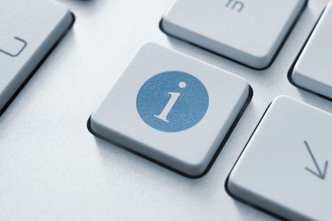 Taste mit einem aufgedruckten i als Symbol für Informationen Es wird eine Taste einer Tastatur abgebildet, auf der ein "i" symbolisch für Information abgebildet ist.