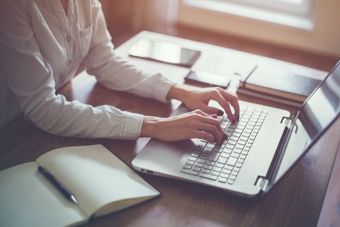 Frau sitzt am Computer und nutzt die innovative Datenschutz-Software von ProtectUrData Frau sitzt am Computer und nutzt die innovative Datenschutz-Software von ProtectUrData